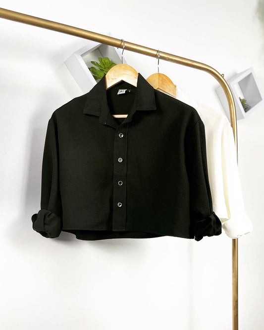 “Elegancia Sofisticada: La Camisa Crop con Detalles en los Botones”